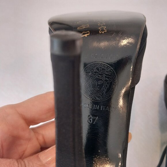 Gianni Versace 4.5" Heels Sandals Womens 37 / 7 Black Satin Mesh T Strap Italy - Picture 10 of 10